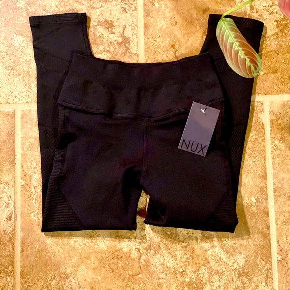 NUX Pants - NWT ~ NUX Zigzag Capri Pants Athletic Gear